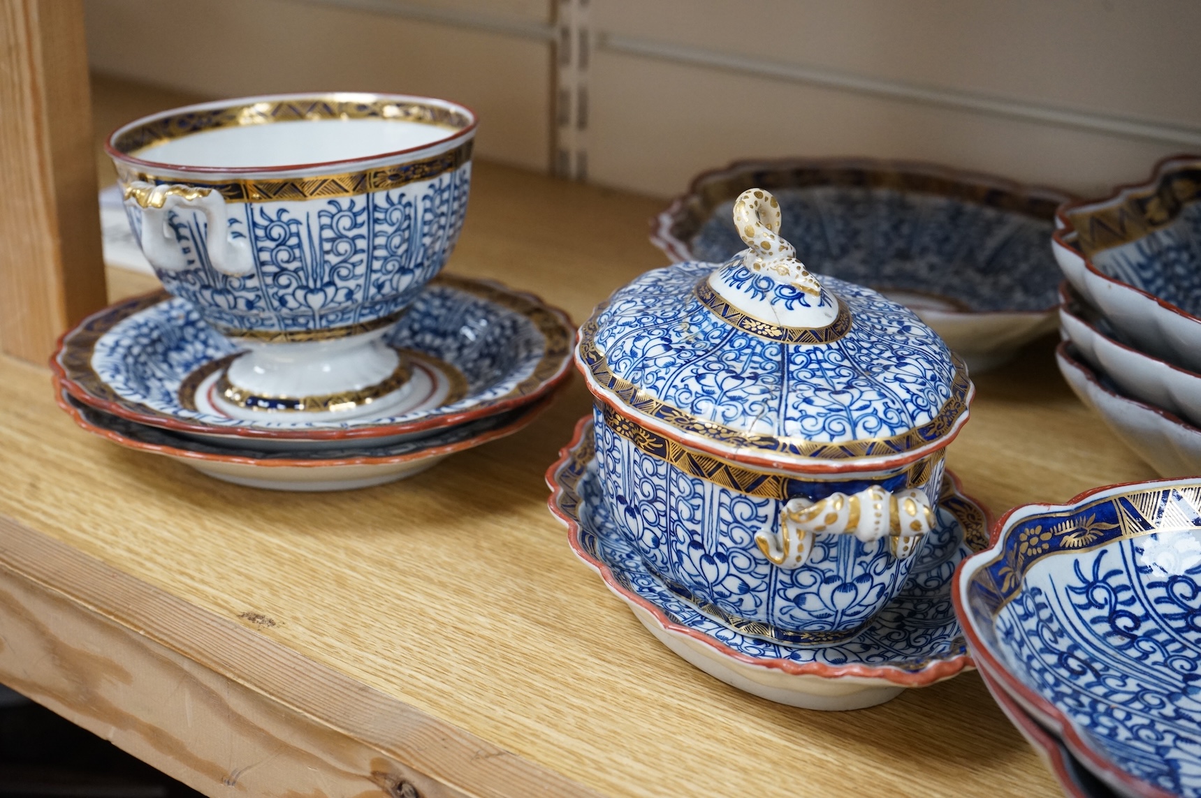 A group of Worcester Royal Lily pattern dessert and dinner wares, 18th/19th century, to include miniature tureens and oval dishes, largest 42cm wide